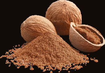 Whole and cracked nutmeg with powder
